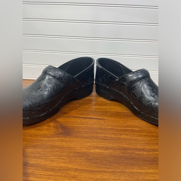 Dansko Black Professional Clog Tooled Leather Embossed Engraved Shoe Size 40 - Picture 5 of 14